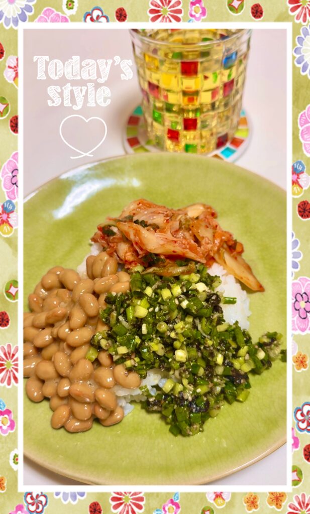 納豆ご飯にやみつきネギ塩ダレを加える