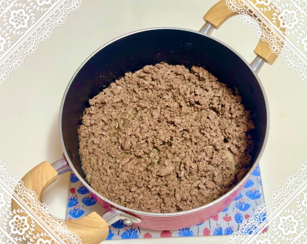 合挽き肉をよく炒める
