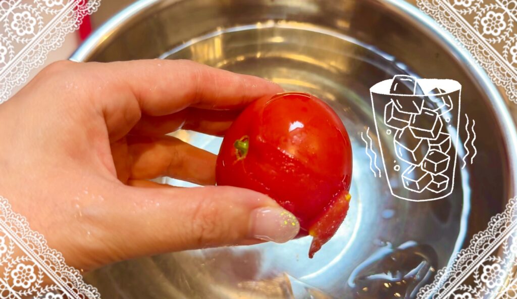 熱湯から氷水にとってトマトの湯むき