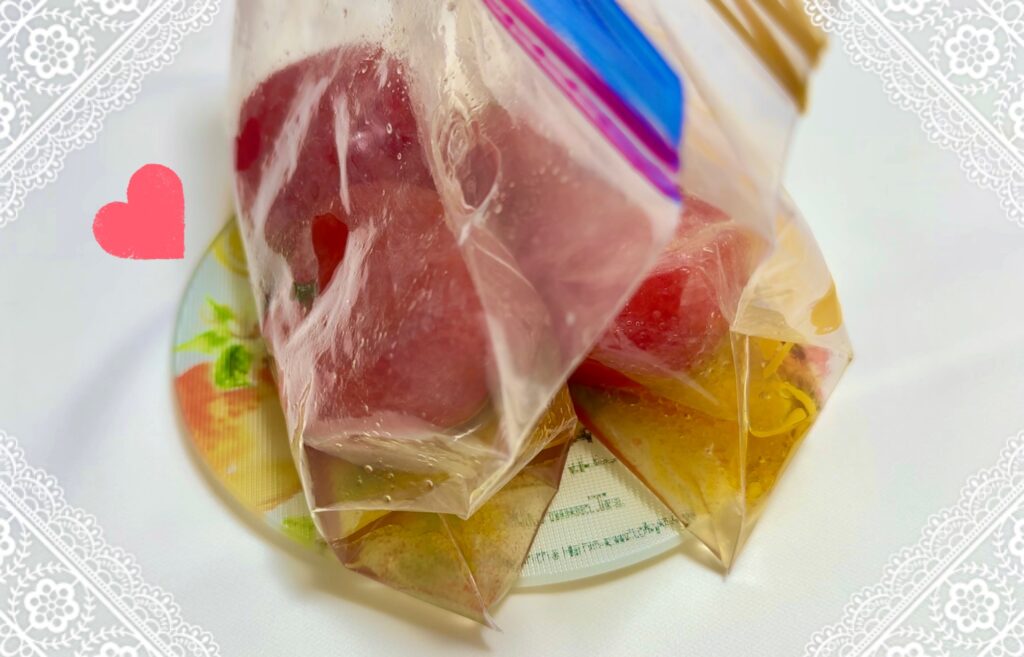 湯むきしたトマトをマリネ液に漬ける