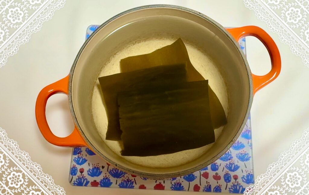 昆布を水につけ置く