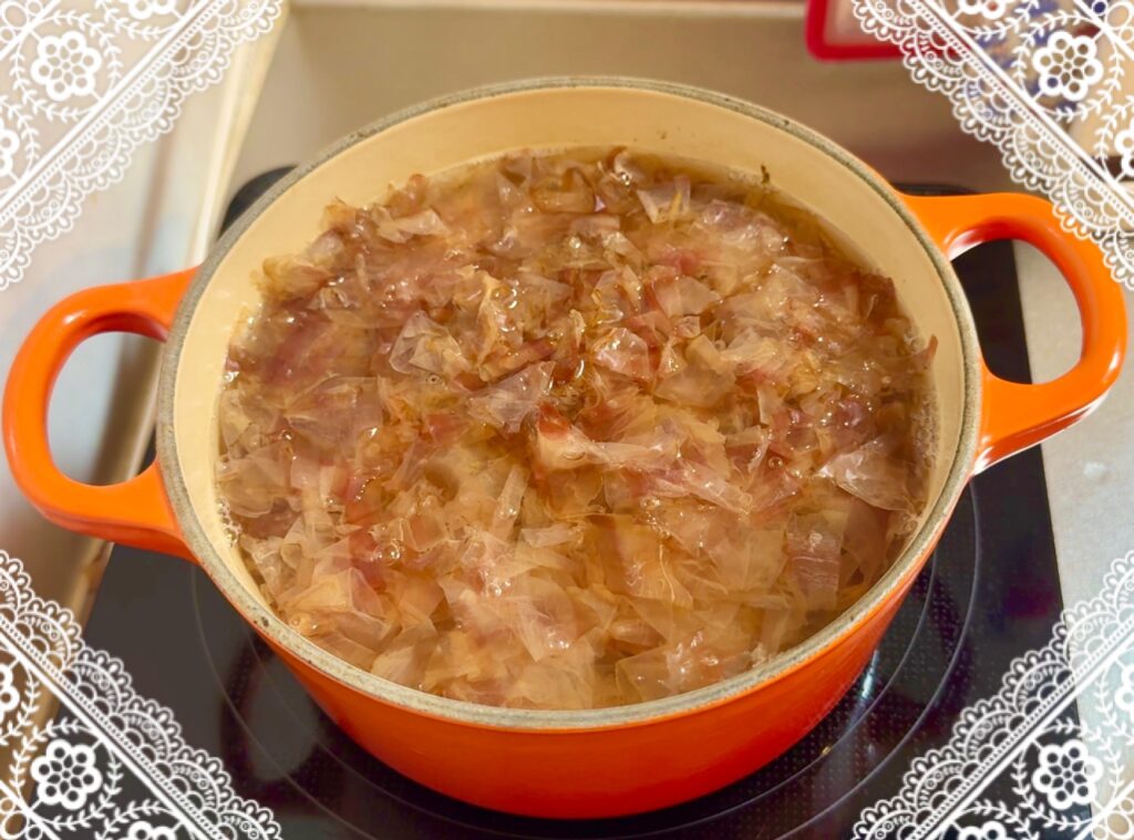 沸騰し火を止めたところに、かつお節を入れて一番だしを作る
