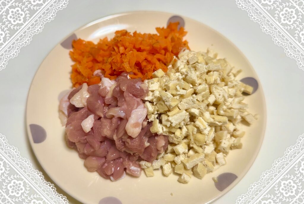 鶏肉と油あげとにんじんを切る。