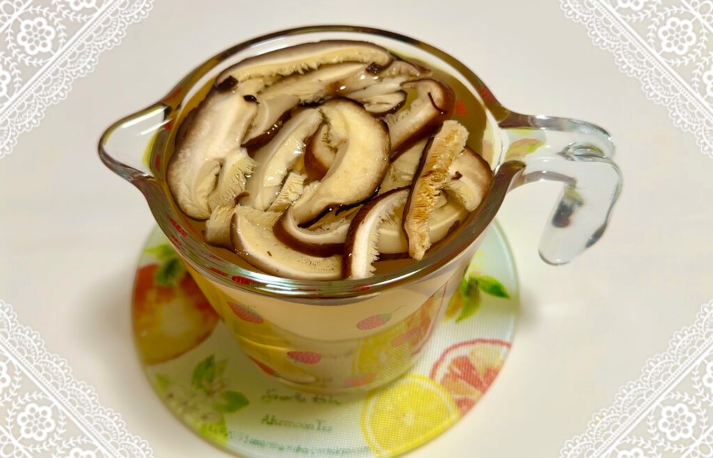 干し椎茸とだし汁を合わせる。