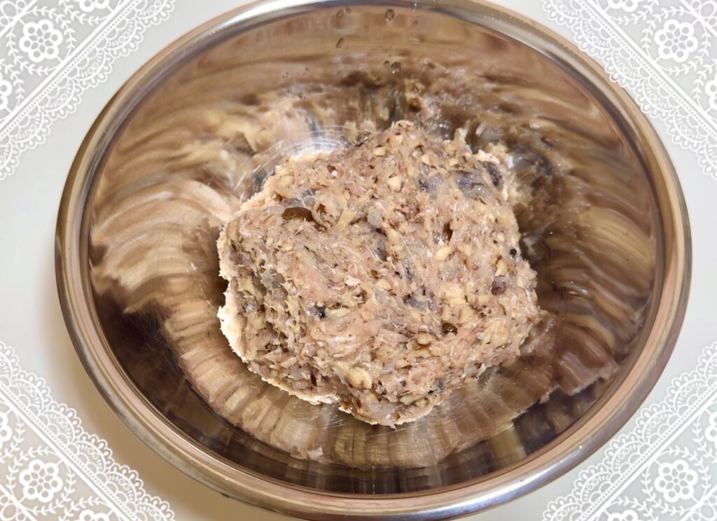 鶏海老団子を粘りが出るまでこねる