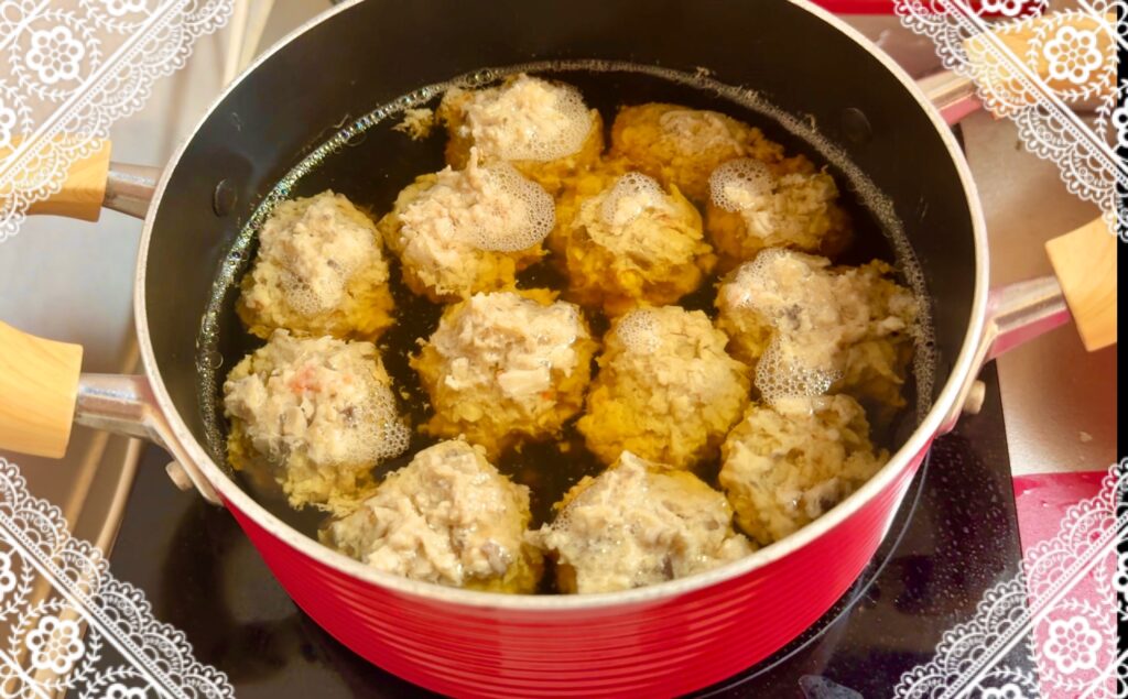 鶏海老団子をスープで煮る