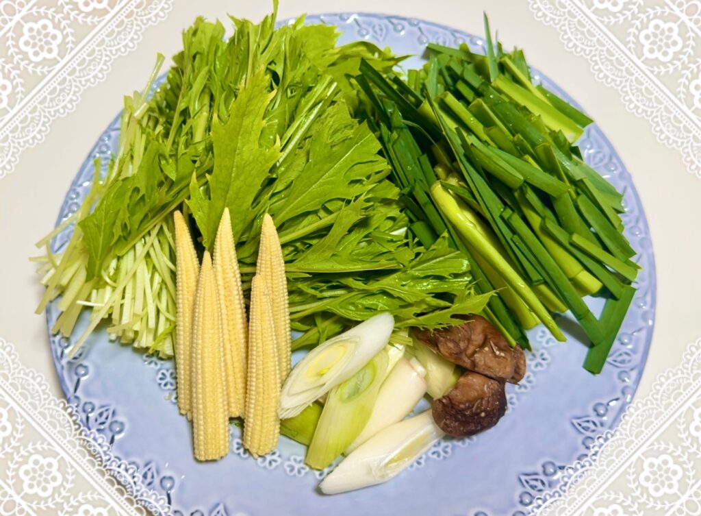 鶏海老団子鍋に最後に野菜を加える