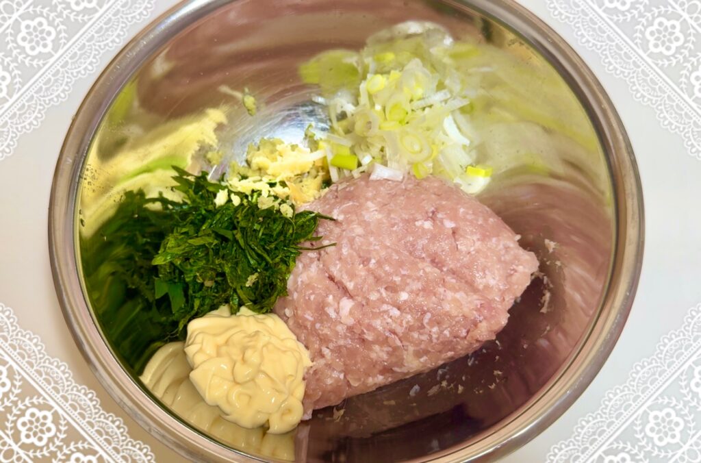 鶏ひき肉、シソせん切り、長ネギみじん切り、しょうがすりおろし、マヨネーズをボウルに入れる