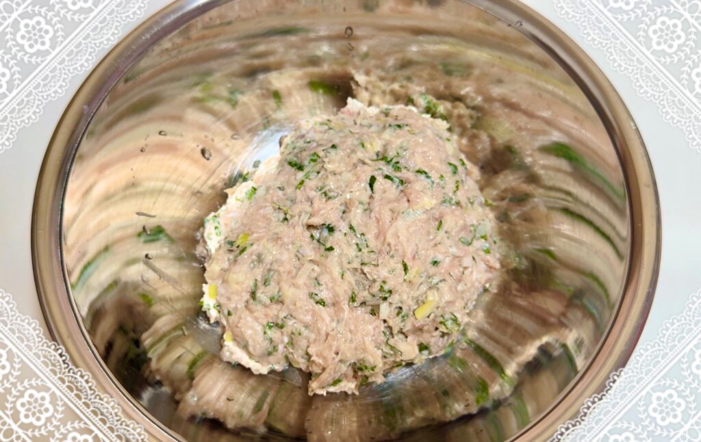 鶏つくねの材料を粘りが出るまでよく混ぜる