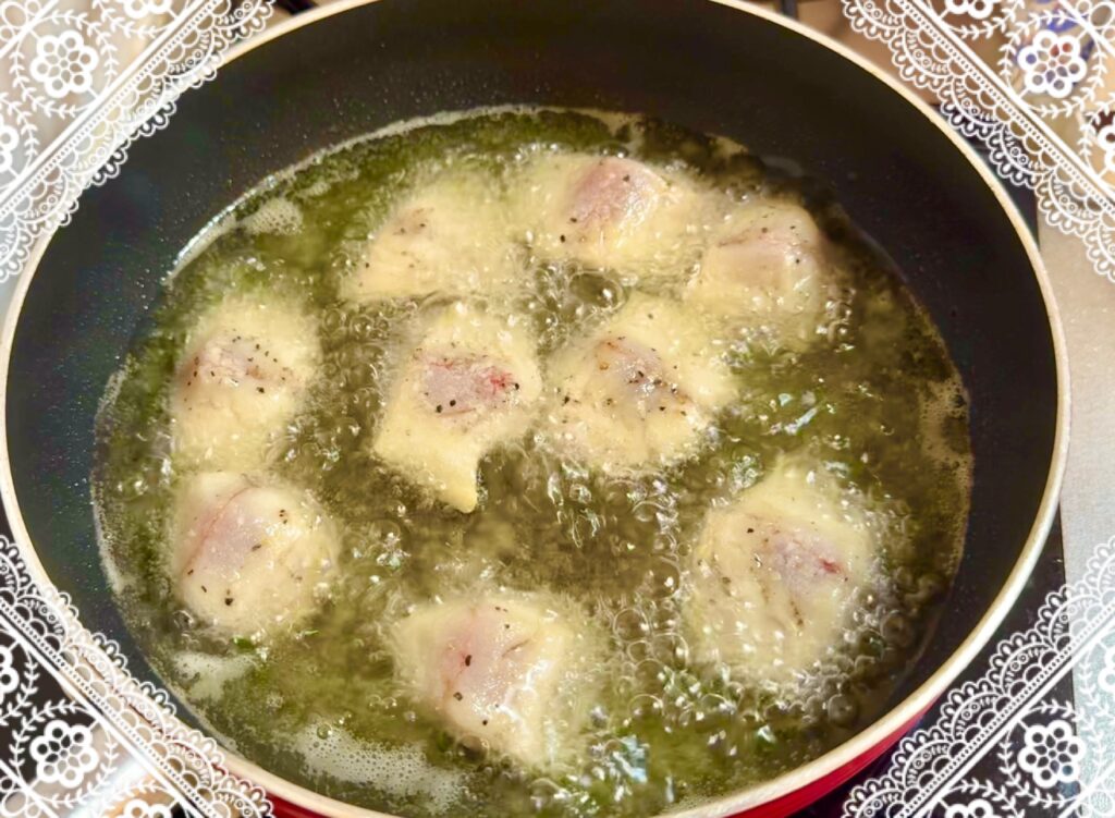 揚げ油で鯵を揚げる