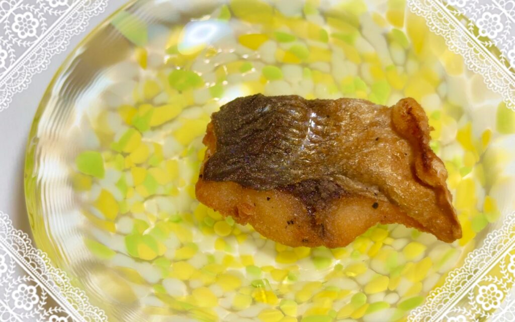 きつね色になるまで鯵を揚げる