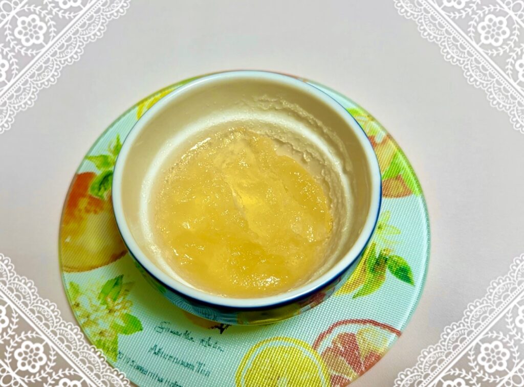 葡萄の白ワインゼリー、水にゼラチンを入れふやかす