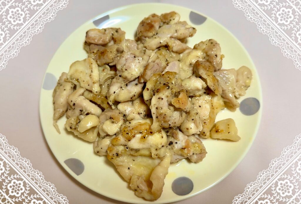 シュクメルリ、下味をつけた鶏肉に焼き色をつける