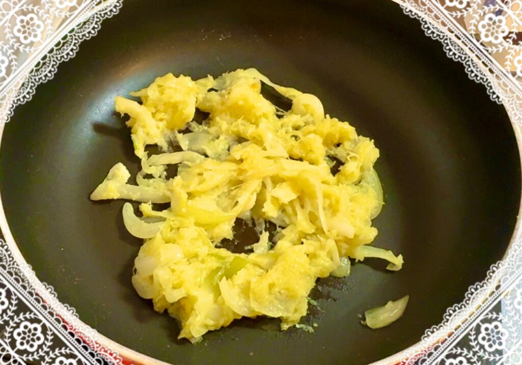 シュクメルリ、バターで玉ねぎ、ニンニクを炒める