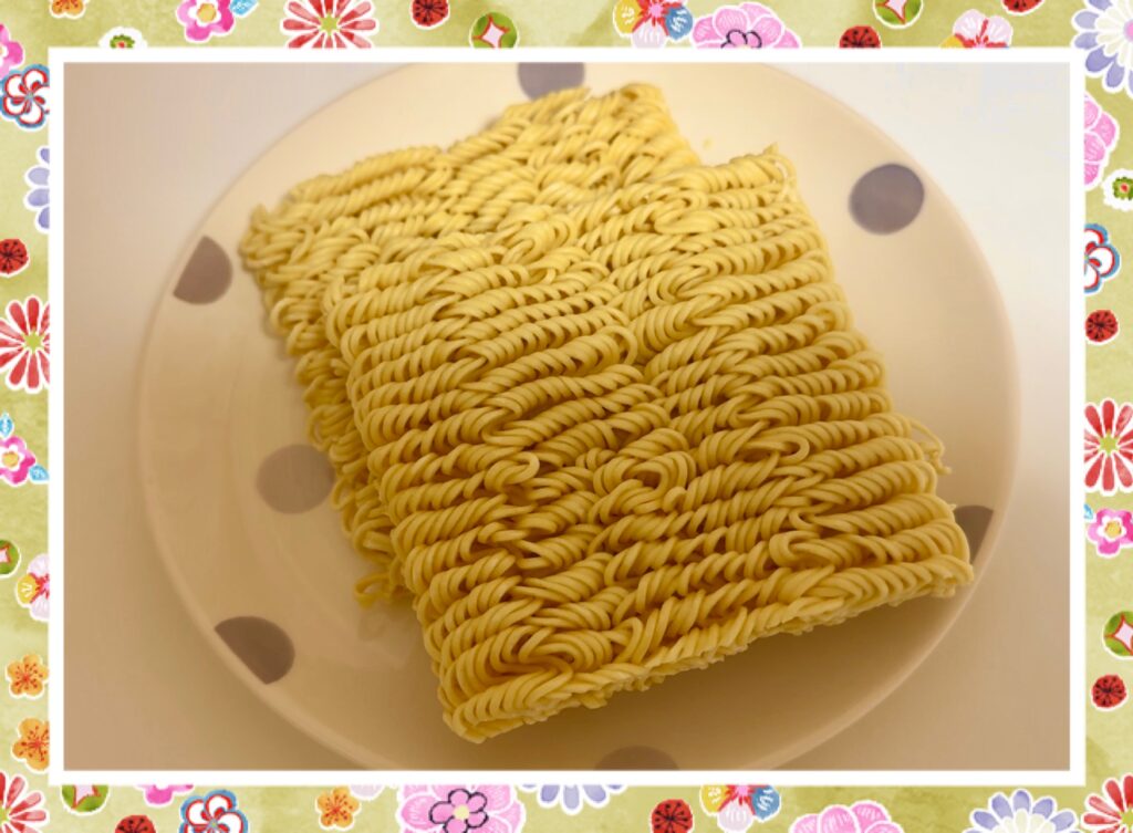 麻辣火鍋に投入する煮込み麺