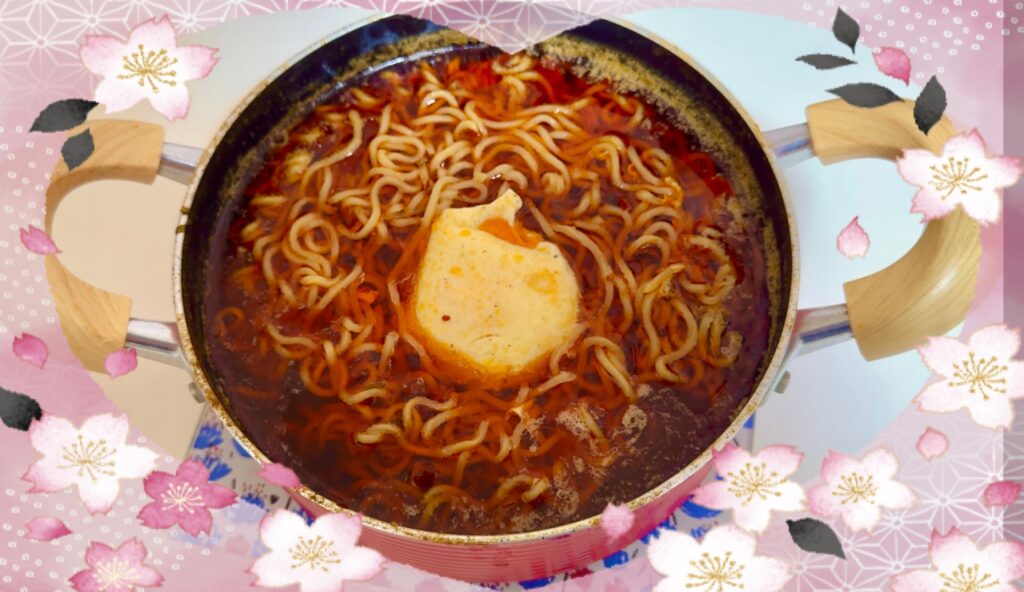 麻辣火鍋に〆の麺を入れて卵を入れて完食