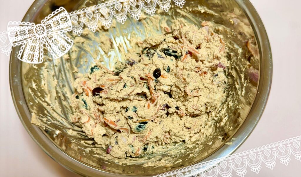 黒豆のチーズ白和え、カッテージチーズ＆練りゴマのベースに具材の全てを加える