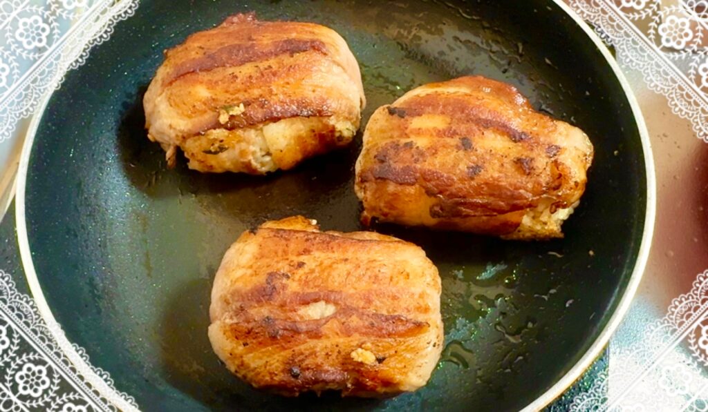 シソご飯の肉巻きおにぎり
作り方5

