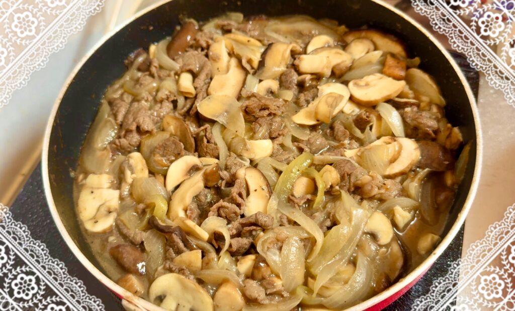 キノコたっぷりビーフストロガノフ
作り方2