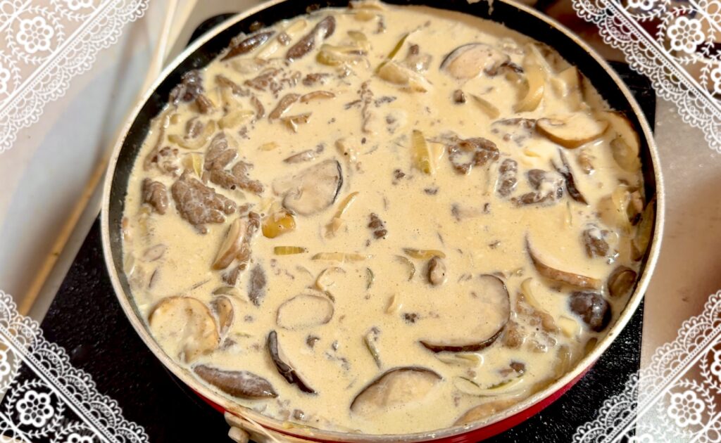 キノコたっぷりビーフストロガノフ
作り方3