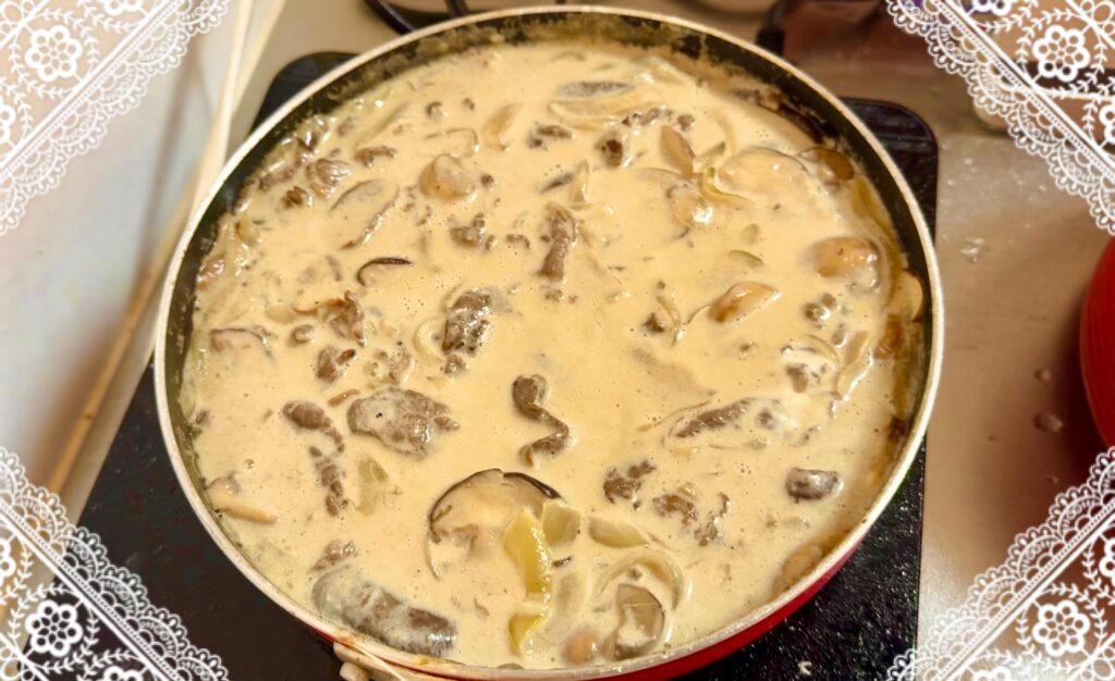 キノコたっぷりビーフストロガノフ
作り方4