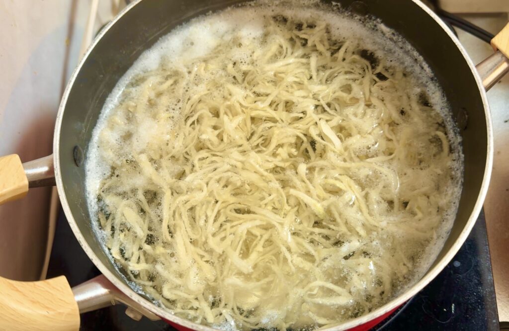 にんにく香る、切り干し大根と鶏ささみのピリ辛和え 作り方4