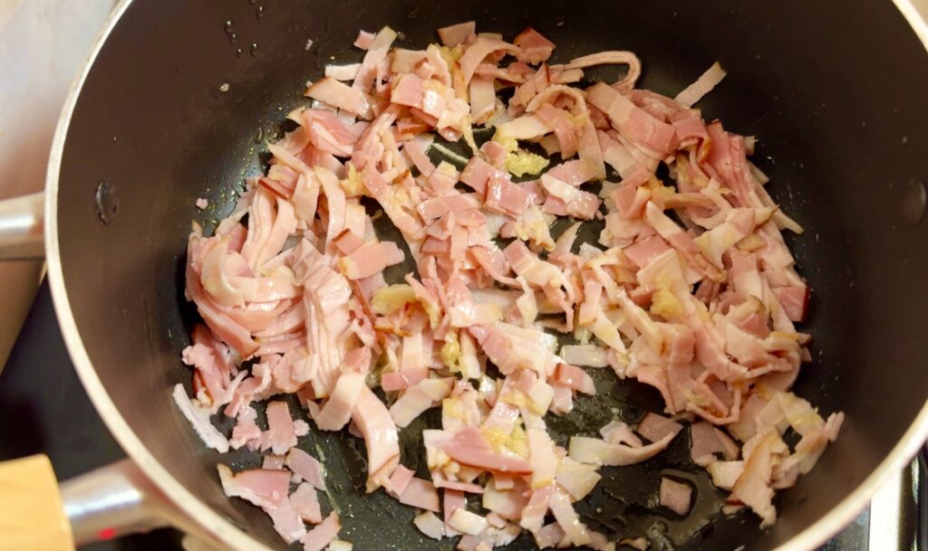 白ワイン香る エノキとレタスのスープ  作り方1