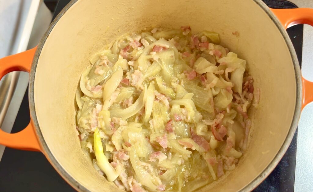 旨みたっぷり・ワンパンで作るトマトスープパスタ 作り方1