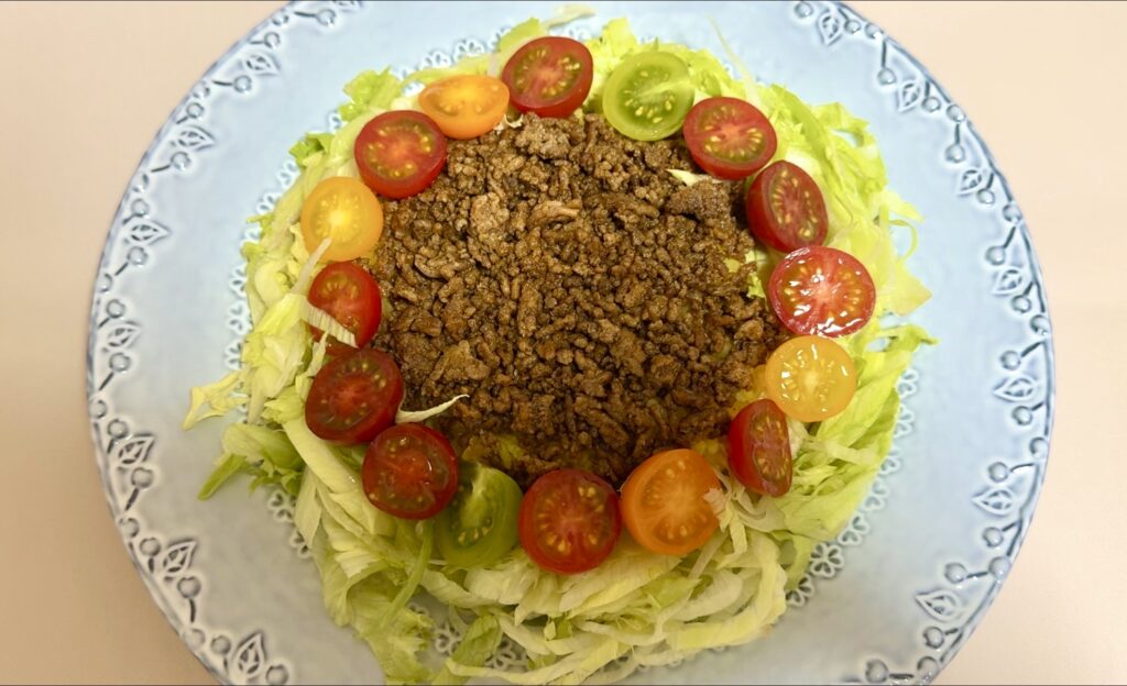 サラダ仕立てタコライス・軽やかに楽しむ一皿 作り方1