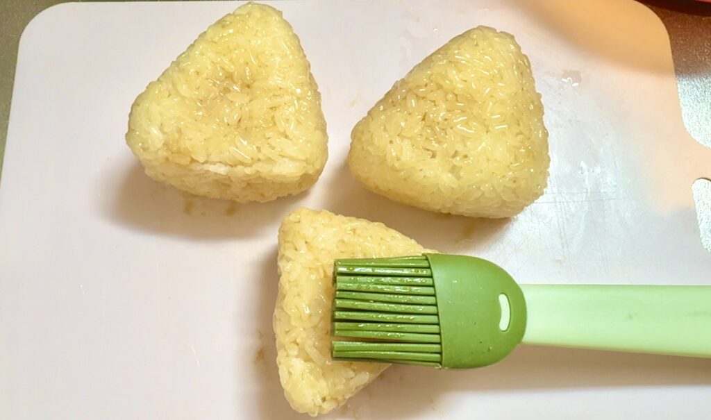 だし香るもち米焼きおにぎり｜外はカリッと中はもちもちのごちそうおにぎり 作り方4