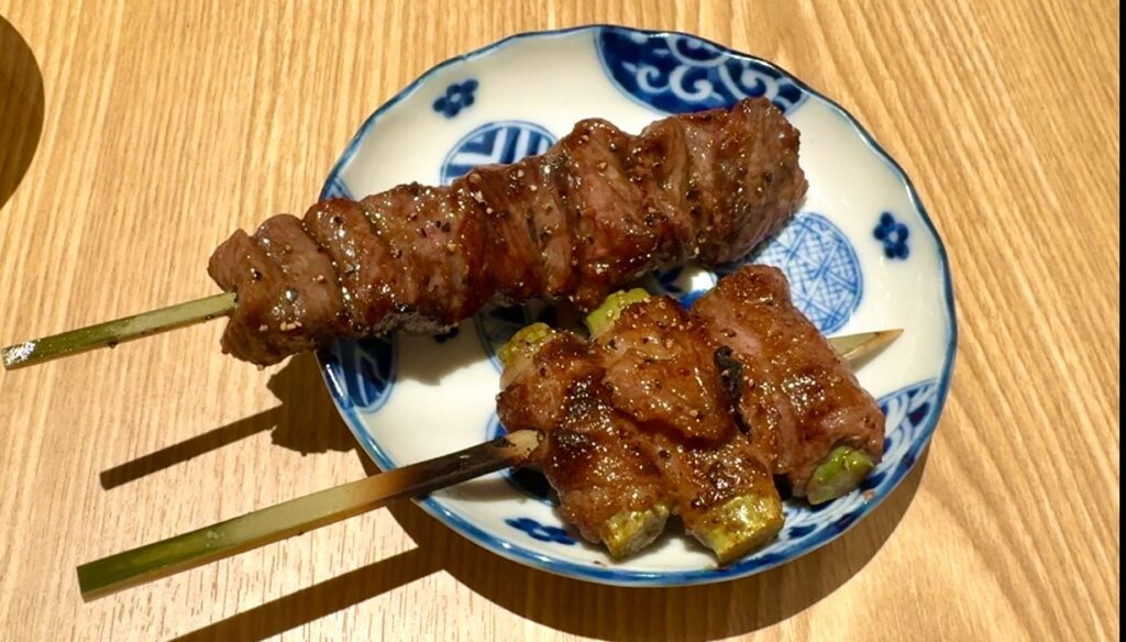 和牛小皿しんうちの牛串焼き1