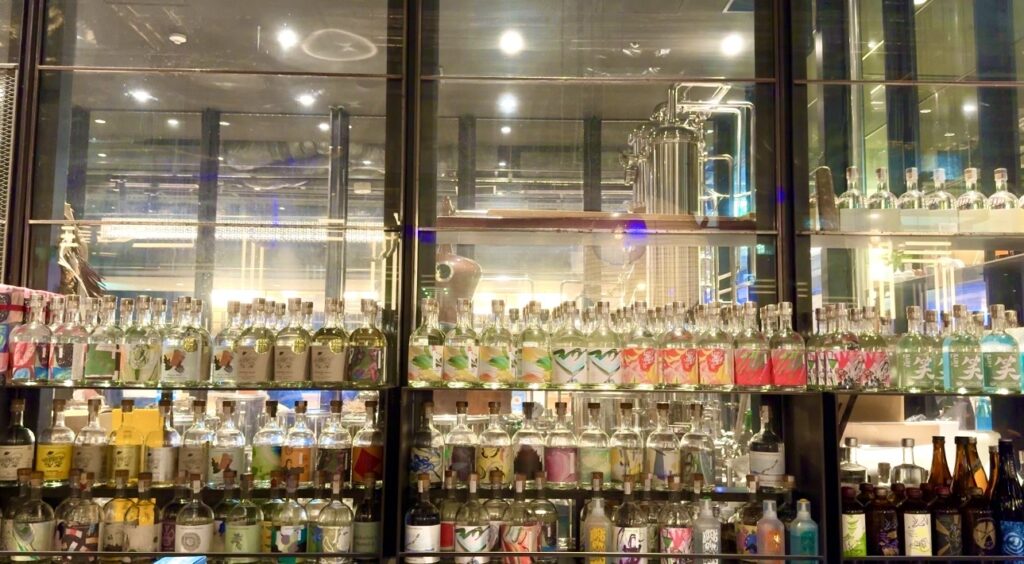 虎ノ門蒸留所に並ぶ自家製ジンのボトル