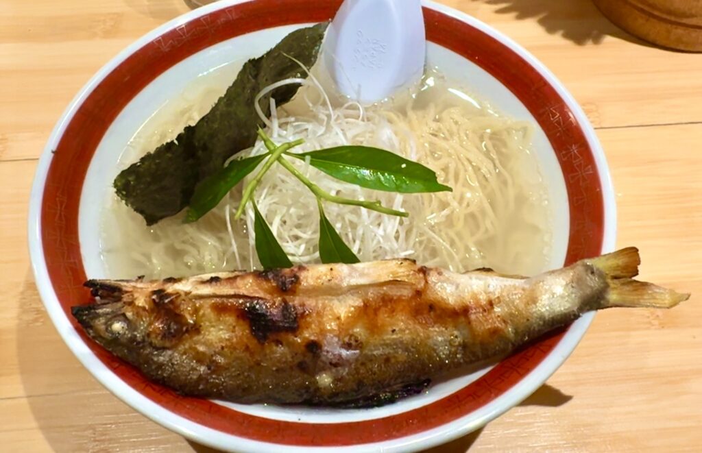 鮎を丸ごと一尾使った鮎ラーメン