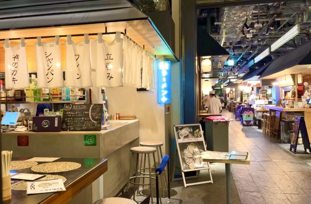 虎ノ門横丁の通路に並ぶ個性豊かな飲食店1