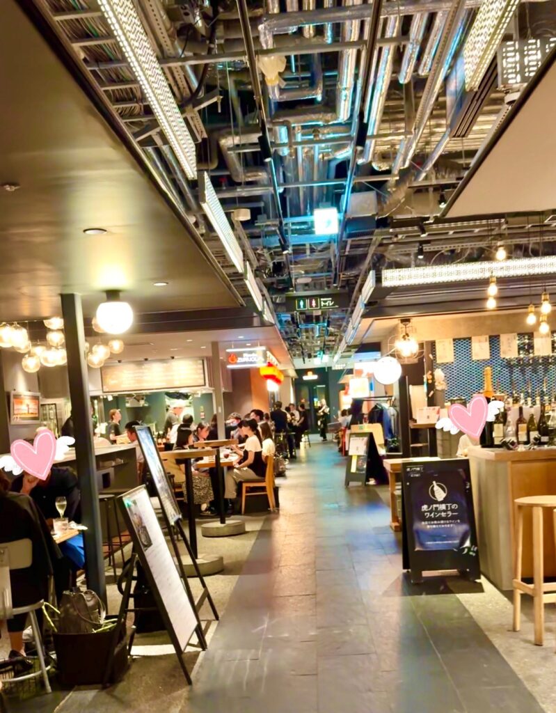 虎ノ門横丁の通路に並ぶ個性豊かな飲食店2
