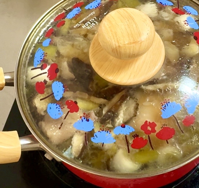 蓋をしてじっくり煮込む参鶏湯風スープ