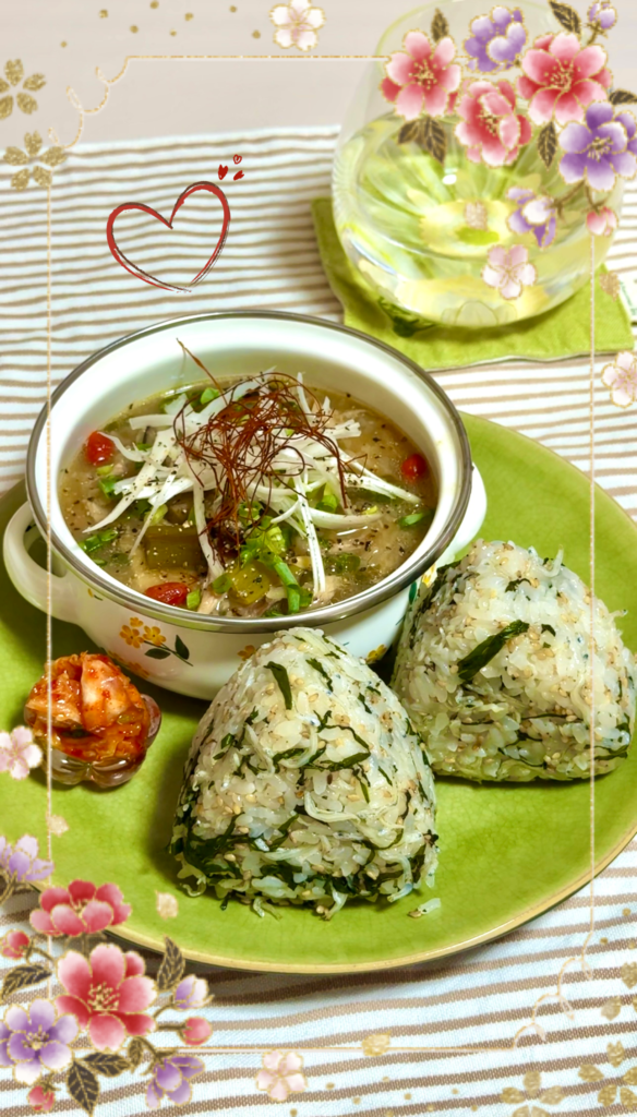 参鶏湯風スープとしそ・じゃこの簡単ピラフおにぎりのランチ