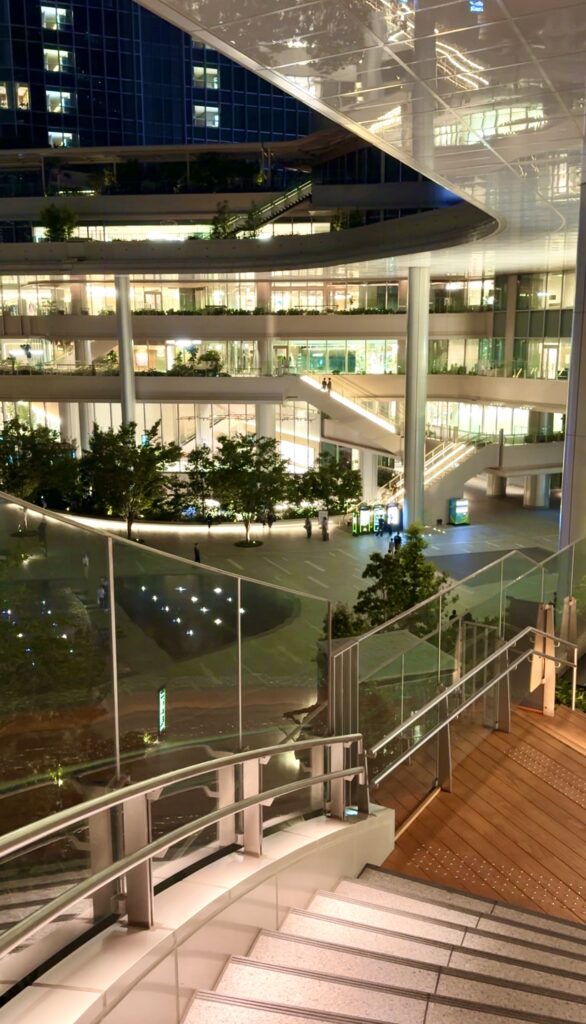 NEWoMan高輪の開放的な館内と階段