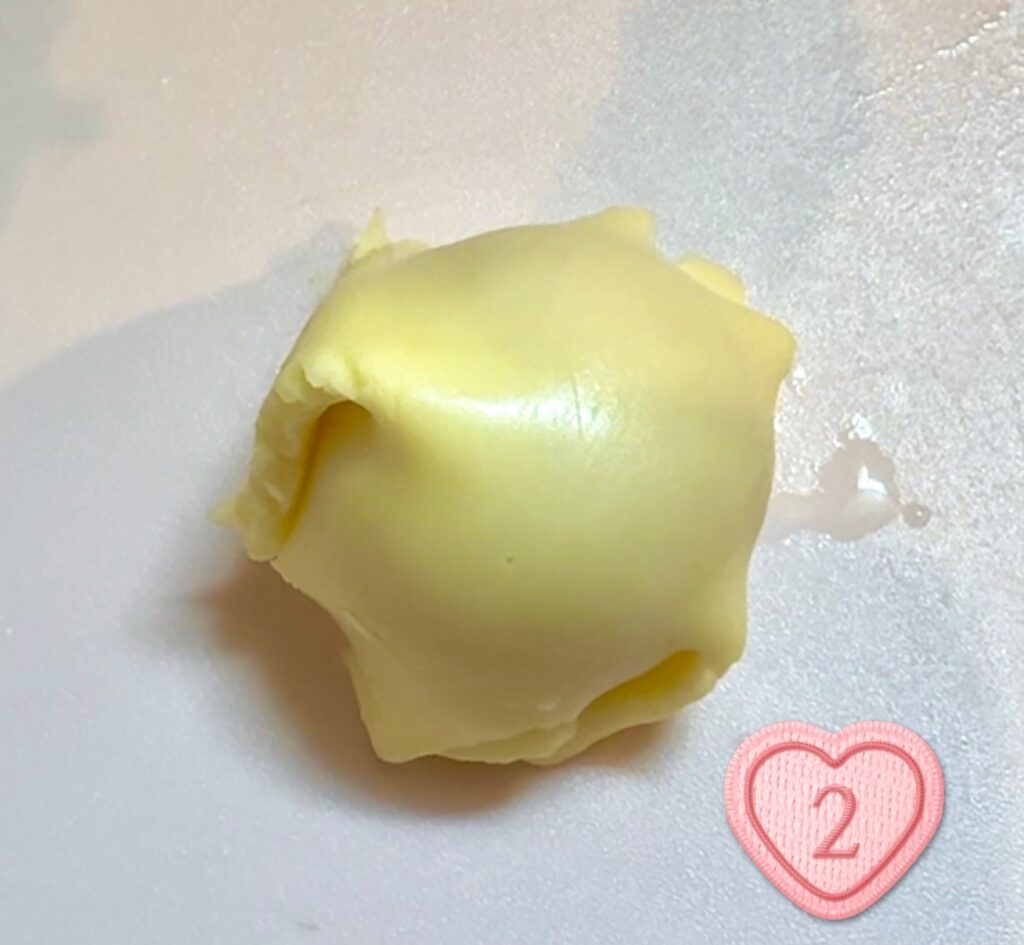 ミニトマトをとろけるチーズで包む工程