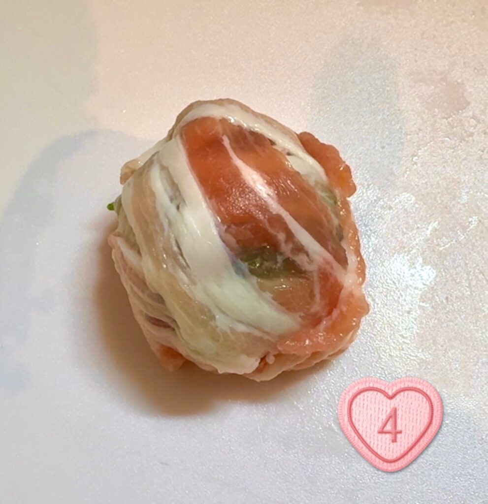 ミニトマトと大葉を豚バラ肉で包む工程