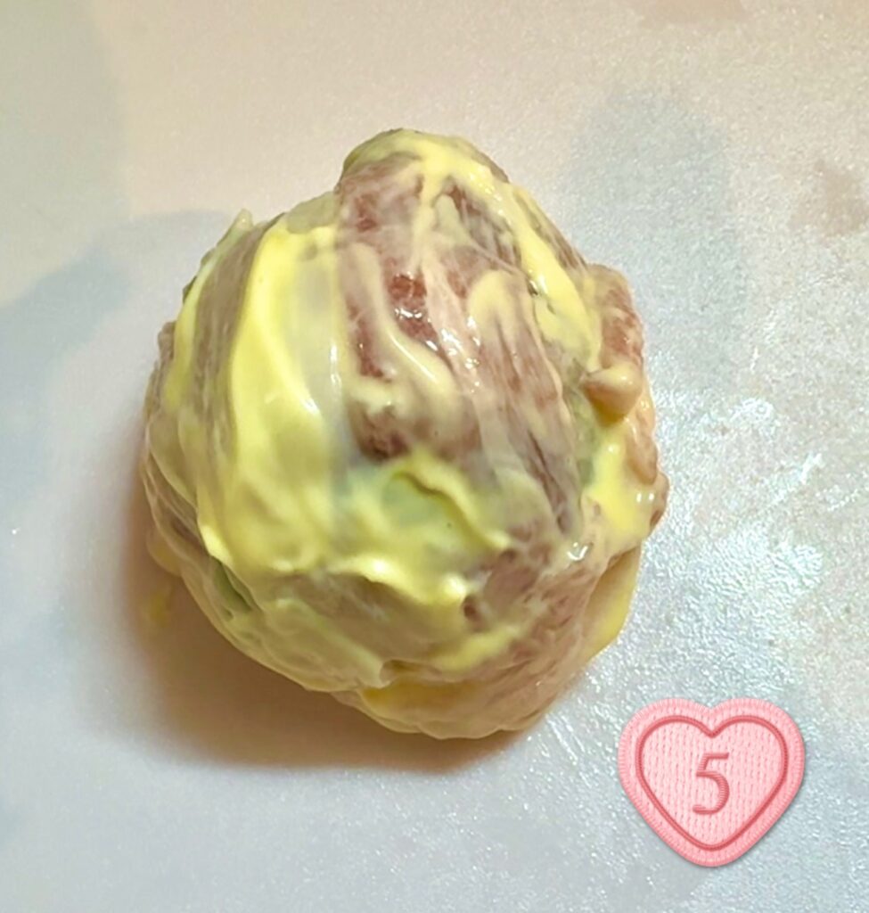 豚バラで包んだミニトマトにマヨネーズを塗る工程