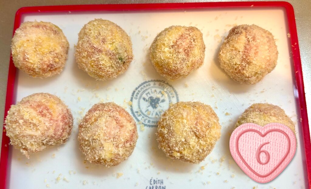 豚バラとミニトマトの揚げボールにパン粉をまぶした状態