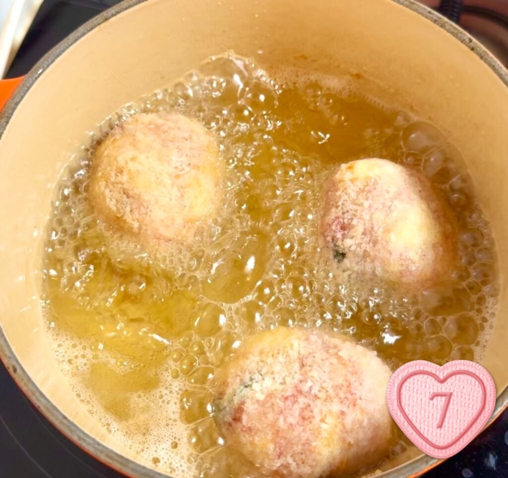 豚バラとミニトマトのチーズ揚げボールを170度の油で揚げる様子