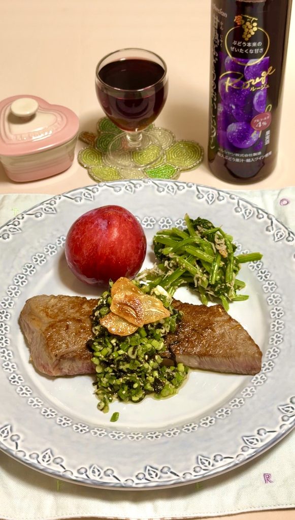 ネギ塩ダレを添えた牛ステーキとほうれん草の和え物の小さなお祝いの食卓