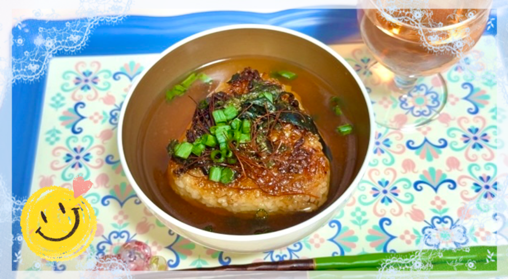 冷凍したもち米焼きおにぎりに一番だしを注いだだし茶漬け
