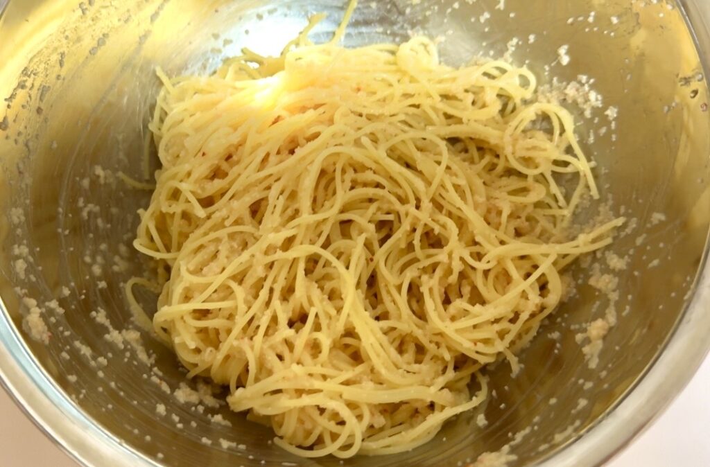 明太子とライムのソースをカッペリーニに和えた様子