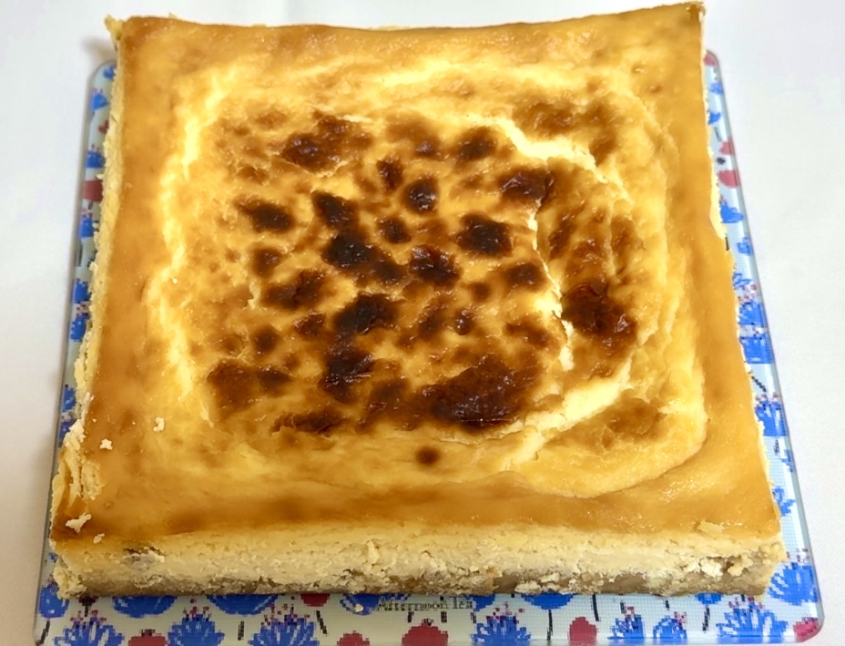 シャインマスカットを飾る前の焼き上がったレモンチーズケーキ