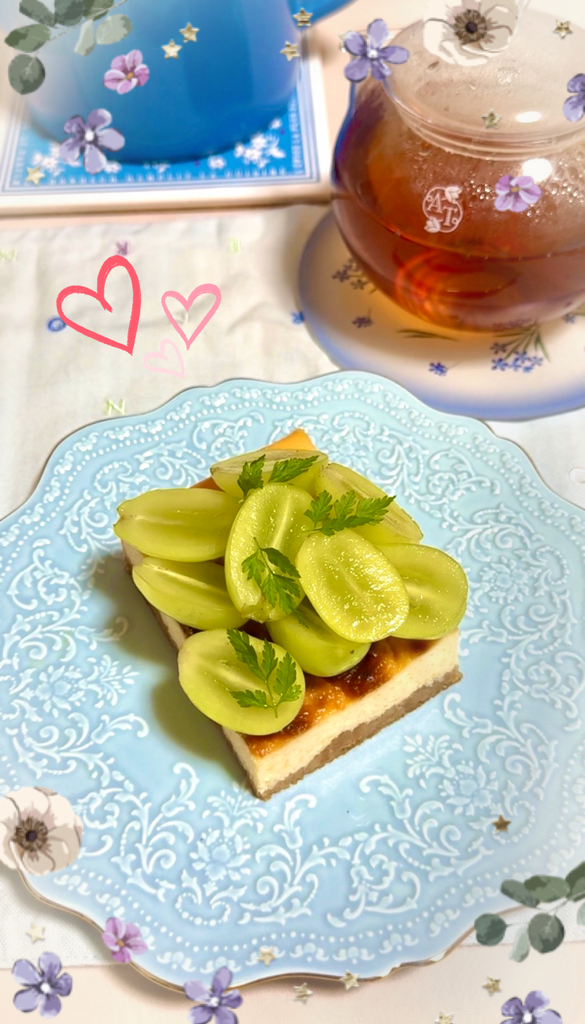 シャインマスカットをたっぷりのせたレモンチーズケーキと紅茶