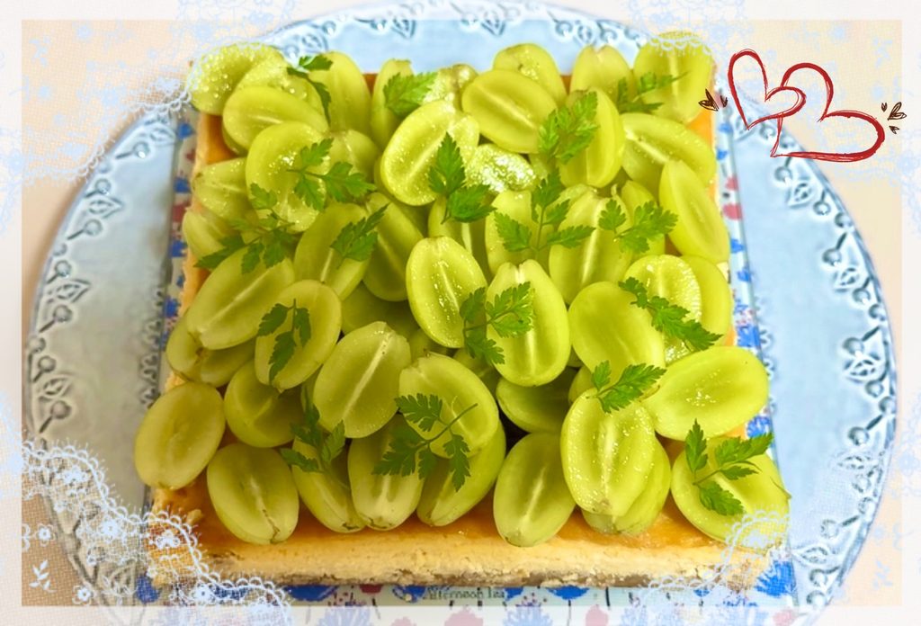 シャインマスカットをたっぷり飾ったレモンチーズケーキ