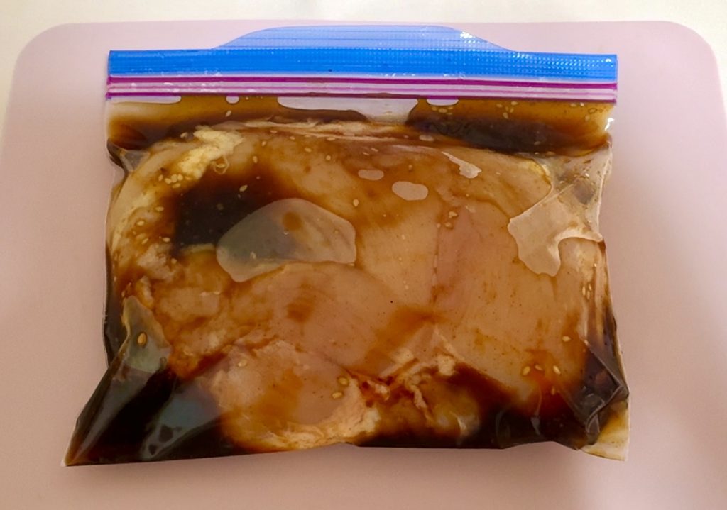 鶏むね肉を焼肉のタレに漬け込んだ保存袋